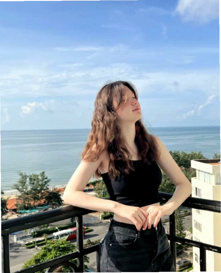 Thanh Giang diện váy trắng dịu dàng tại đám cưới của anh trai