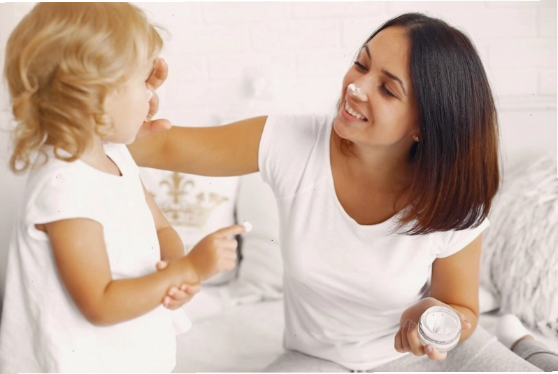 Thoa kem dưỡng ẩm cho bé để cải thiện tình trạng da nổi ban khô nứt