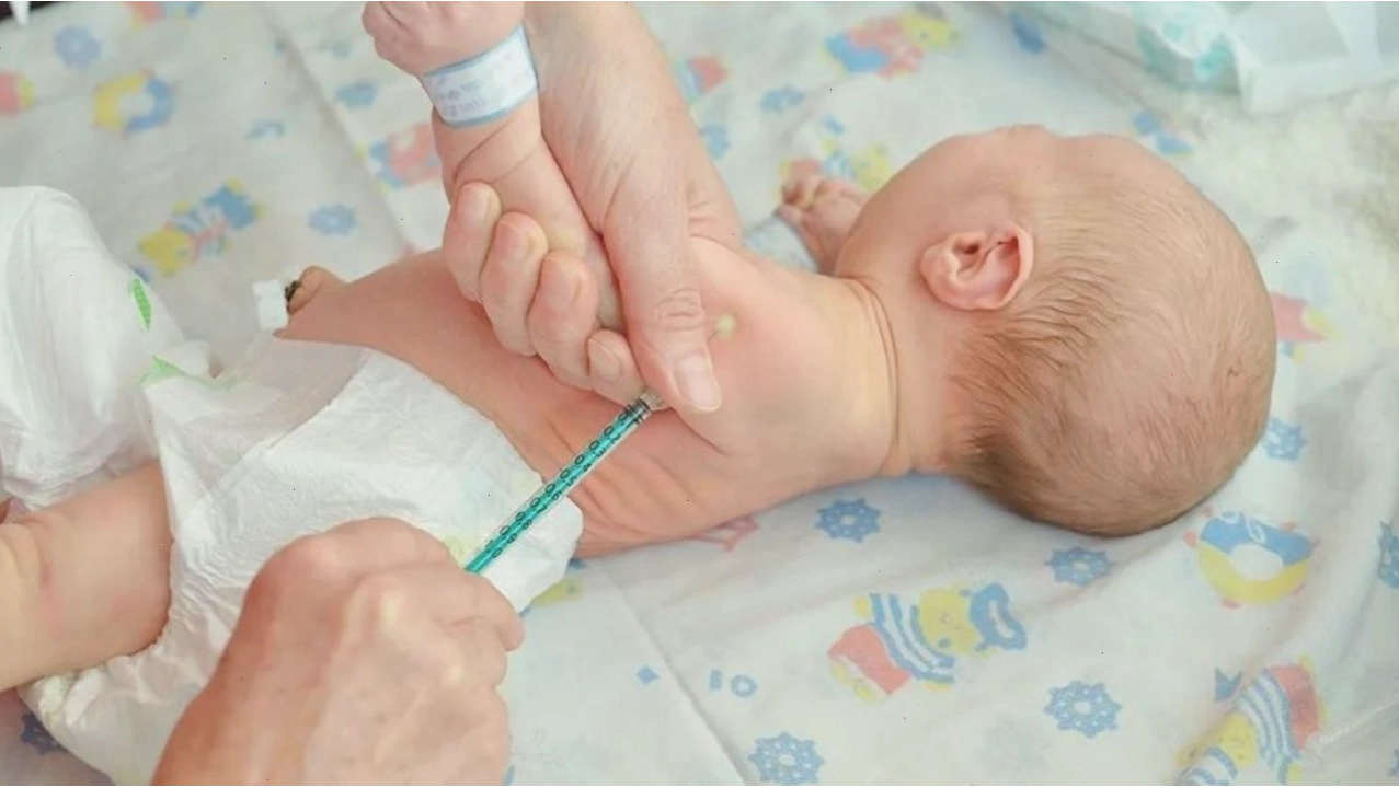 Tiêm phòng đầy đủ giúp tăng đề kháng mũi họng cho bé