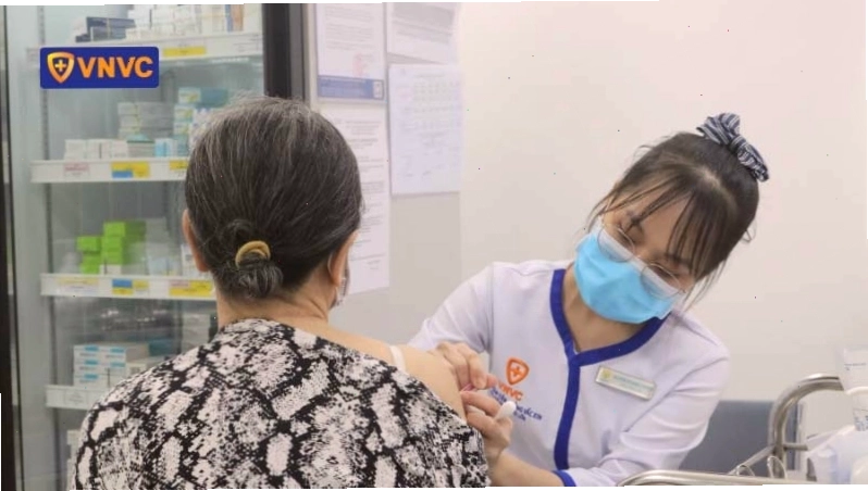 Tiêm vắc xin cho người lớn tuổi để phòng bệnh