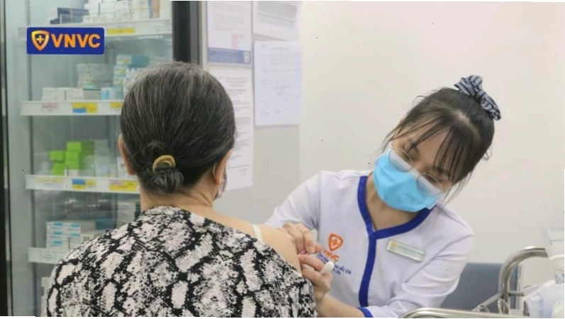 Tiêm vắc xin đầy đủ là biện pháp quan trọng để bảo vệ sức khỏe người lớn tuổi
