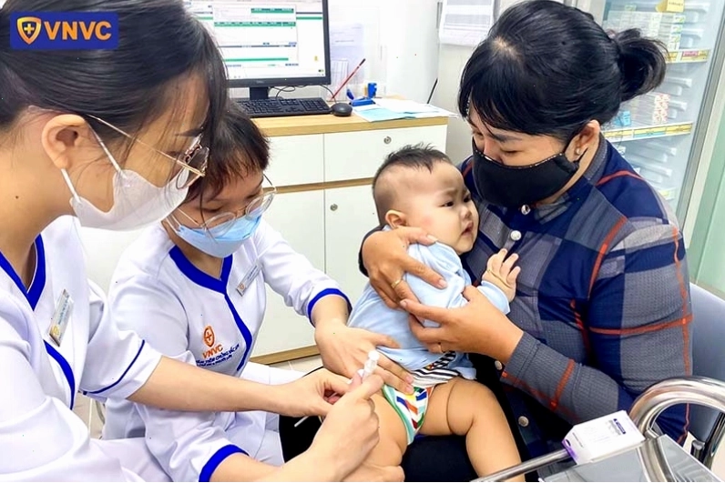 Tiêm vắc xin phòng bệnh cho bé