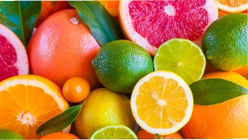 Trái cây họ cam quýt như cam, chanh, bưởi rất giàu vitamin C, giúp tăng cường hệ miễn dịch