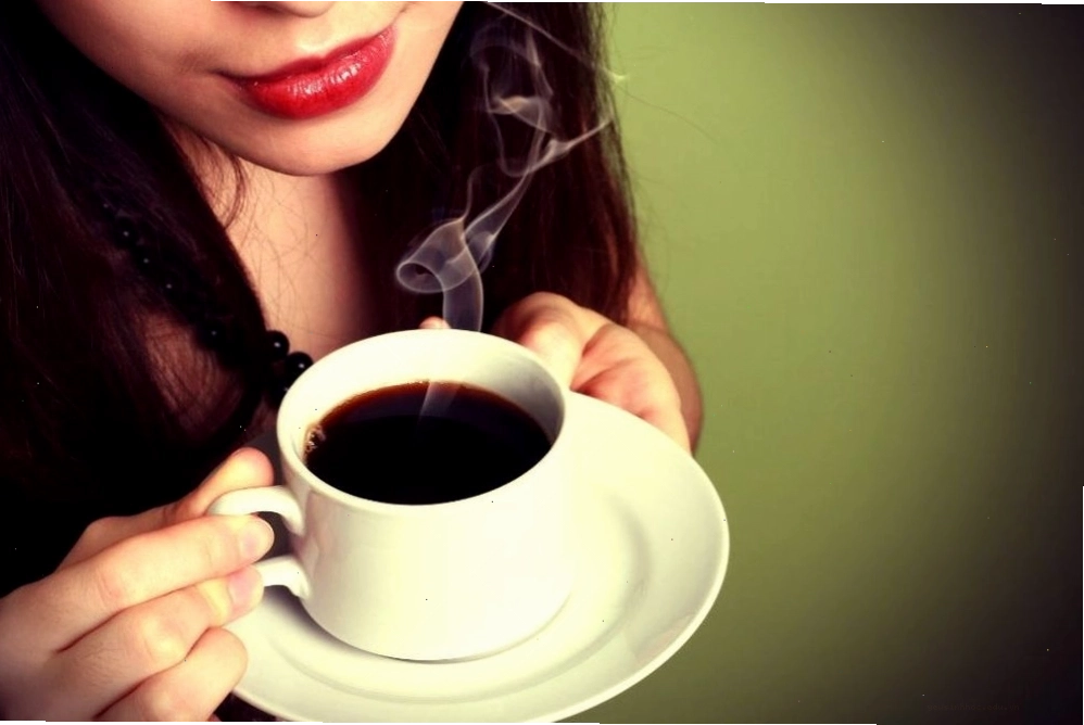 Tránh chất kích thích như cafe giúp kiểm soát nổi mề đay
