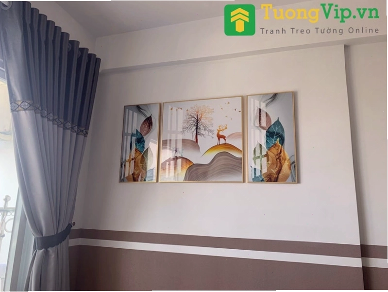 Tranh treo tường cô gái nghệ thuật với gam màu trầm ấm