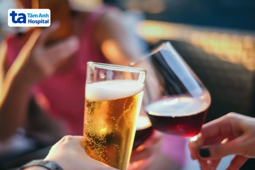 Tránh xa rượu bia khi bị nóng trong người nổi mụn nhọt