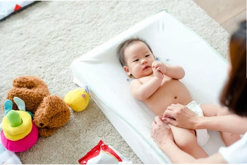 Trẻ bị nổi mẩn đỏ khắp người do viêm da