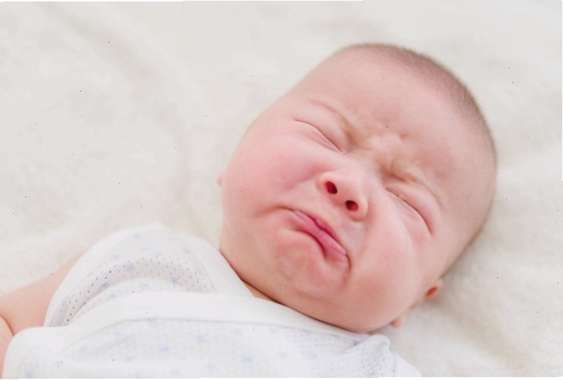 Trẻ bị nổi mề đay có thể kèm theo khó thở