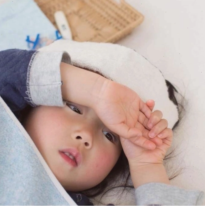 Trẻ bị nổi mề đay với các nốt sần đỏ trên da
