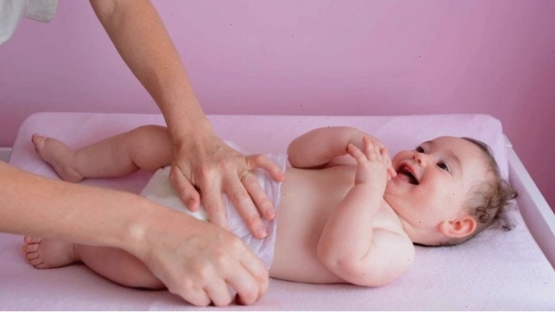 Trẻ cần được thay tã thường xuyên để tránh tạo môi trường ẩm ướt cho vi khuẩn phát triển gây hăm da