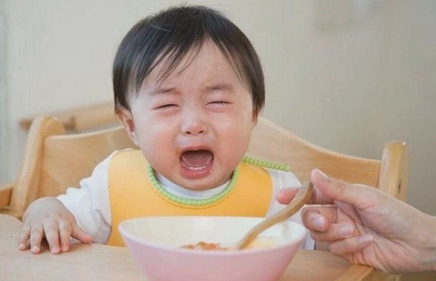 Trẻ có biểu hiện mệt mỏi, quấy khóc là dấu hiệu suy giảm đề kháng