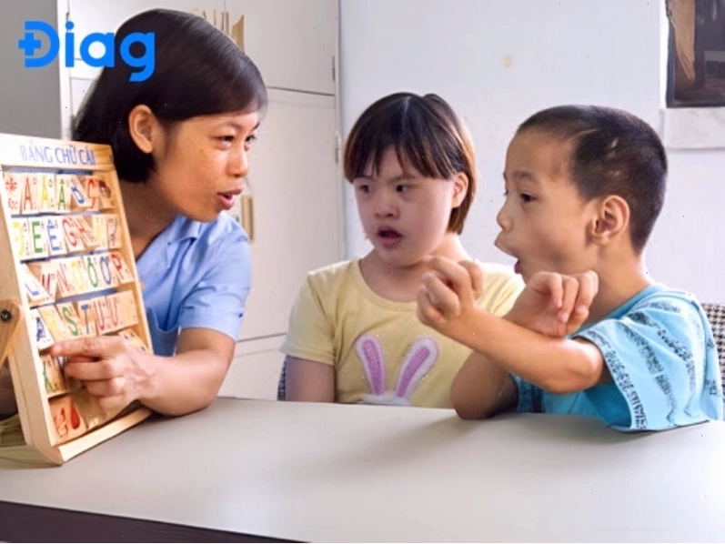 Trẻ mắc Trisomy 21 nên được giáo dục đặc biệt và hỗ trợ học đường để phát triển toàn diện.