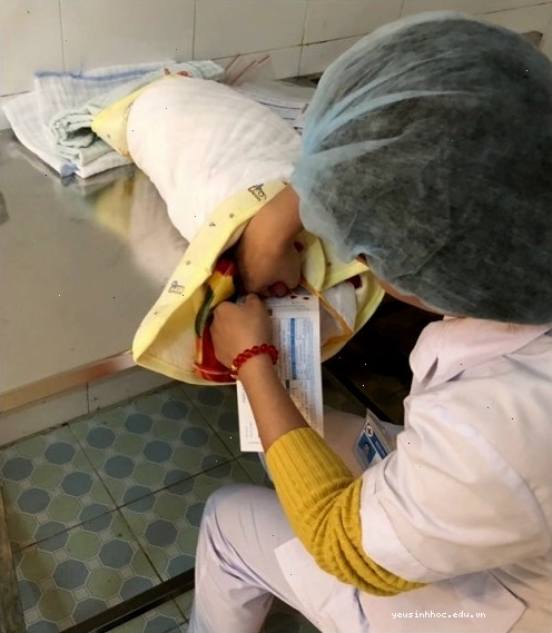 Trẻ sơ sinh được chăm sóc y tế