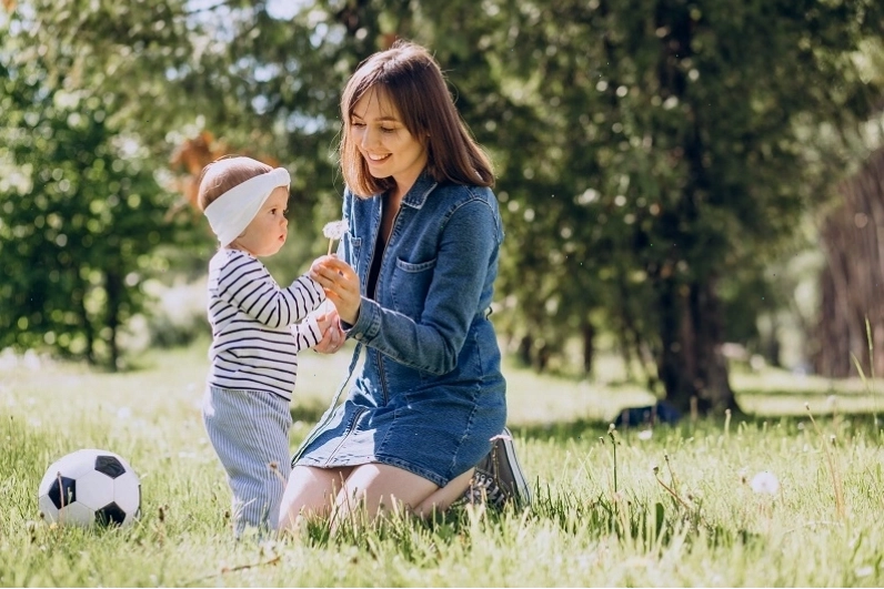 Trẻ vui chơi ngoài trời giúp tăng cường sức khỏe và đề kháng