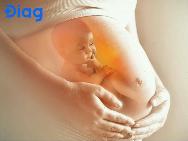 Tuổi mẹ ảnh hưởng đến nguy cơ thai nhi bị hội chứng Down, tăng cao sau 35 tuổi.