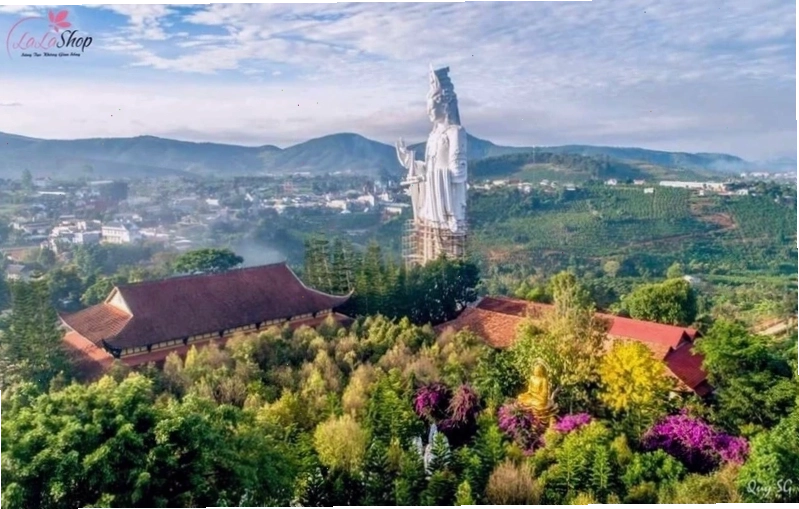 Tượng Quan Âm khổng lồ với thần thái uy nghiêm