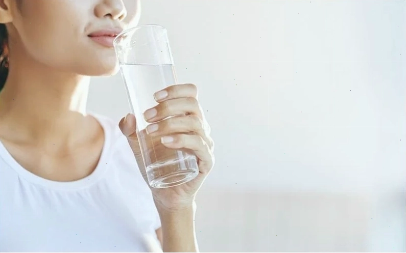Uống đủ nước để phòng tránh tình trạng ngứa da
