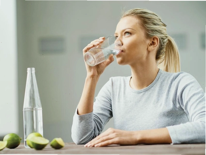 Uống đủ nước giúp cơ thể điều hòa thân nhiệt và hỗ trợ điều trị nóng phát ban