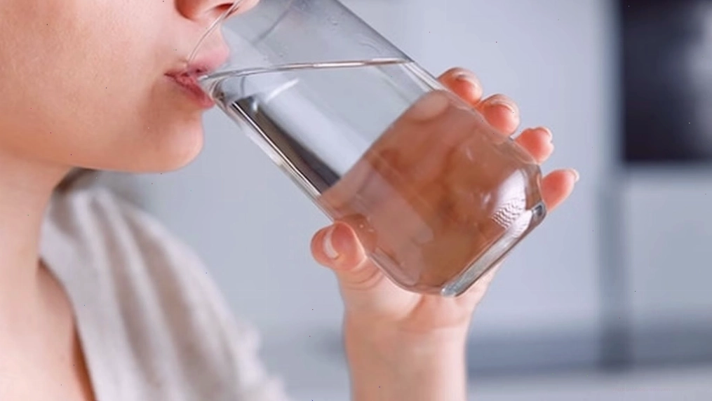 Uống đủ nước giúp giảm cảm giác nóng bừng
