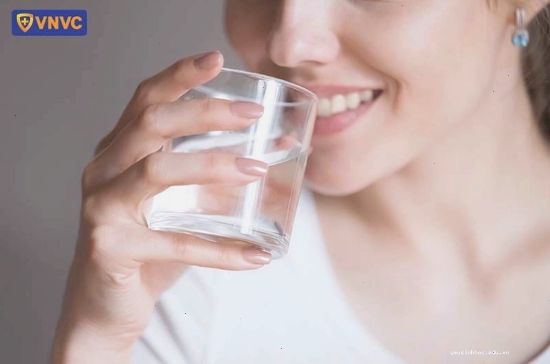 Uống đủ nước hỗ trợ mọi chức năng cơ thể, bao gồm cả hệ miễn dịch