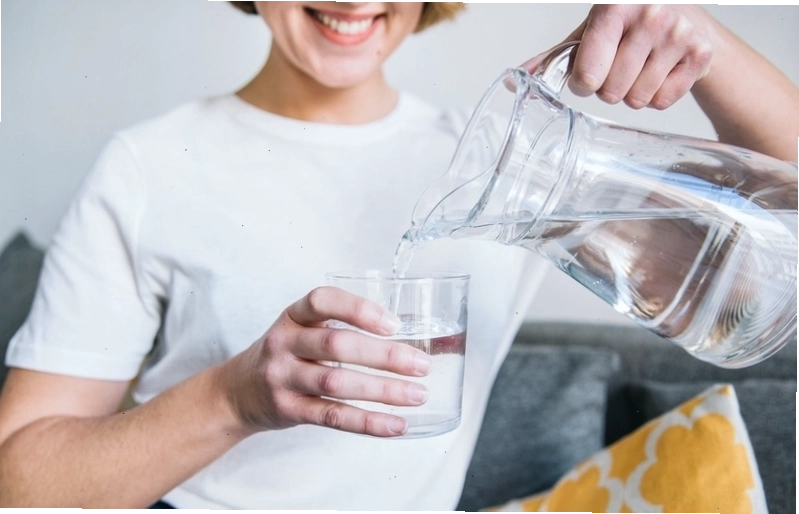 Uống đủ nước hỗ trợ quá trình trao đổi chất và giảm tích mỡ bụng