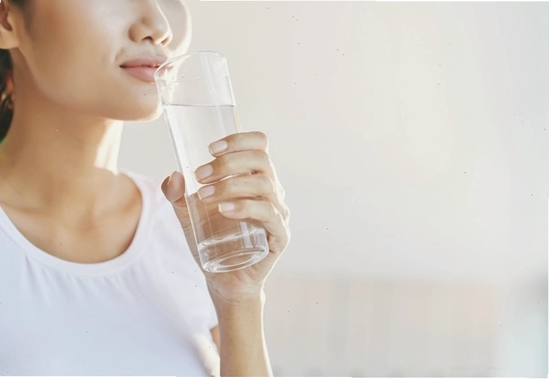 Uống đủ nước là một trong những cách phòng tránh tình trạng ngứa da hiệu quả