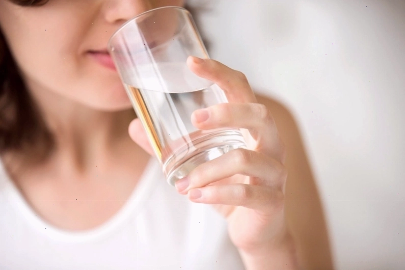 Uống nước ép rau má giúp làm mát gan, giải độc và trị mụn nhọt