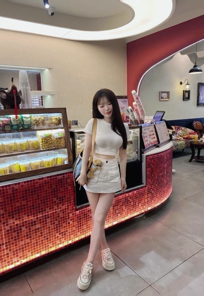 Vẻ đẹp hiện đại và sang trọng của cô gái xinh nhất Việt Nam