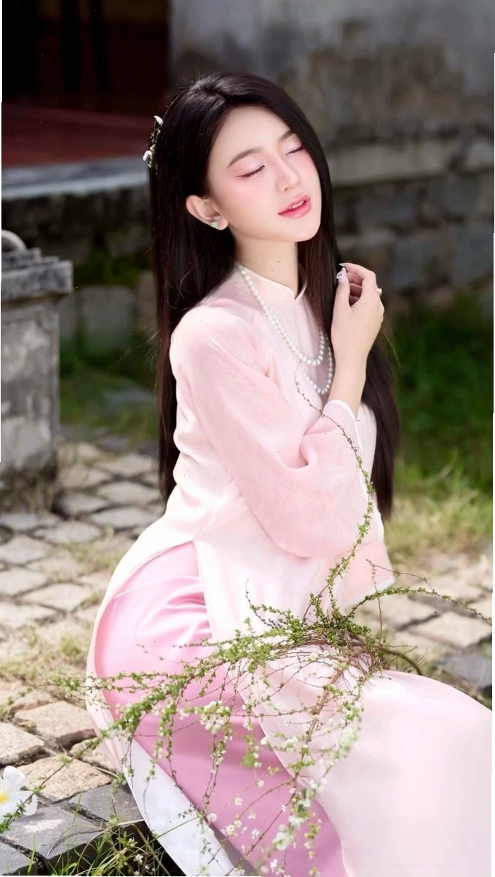 Vẻ đẹp nhẹ nhàng tự nhiên của cô gái mặc áo dài trắng