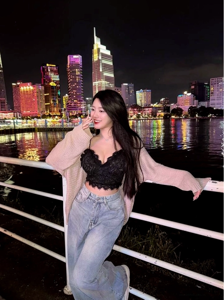 Vẻ đẹp nóng bỏng của cô gái trong bộ bikini đỏ rực