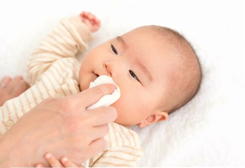 Vệ sinh cơ thể sạch sẽ hàng ngày bằng cách lau ấm cho bé