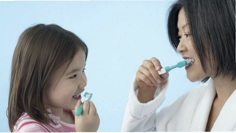 Vệ sinh răng miệng sạch sẽ giúp phòng ngừa hiệu quả bệnh nấm lưỡi