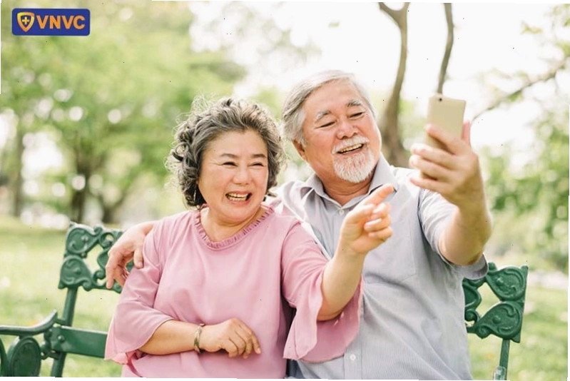 Vợ chồng lớn tuổi cùng nhau đi dạo trong công viên