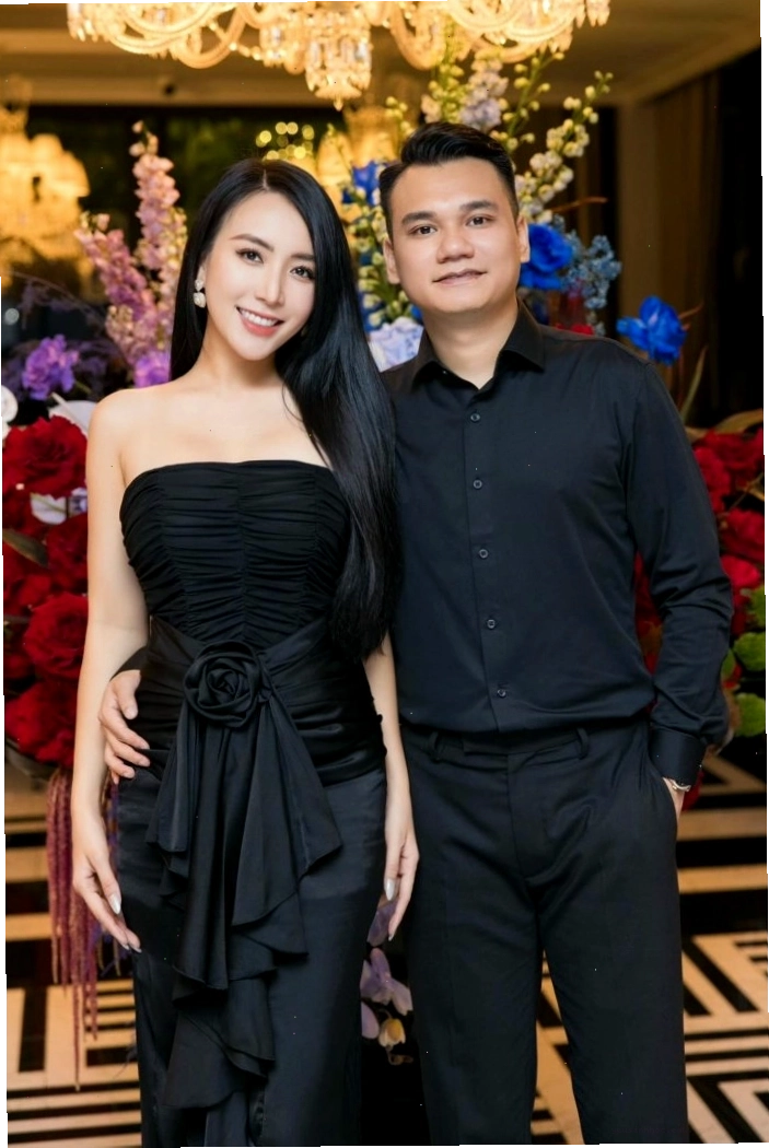 Vợ chồng nhạc sĩ Khắc Việt hạnh phúc bên nhau