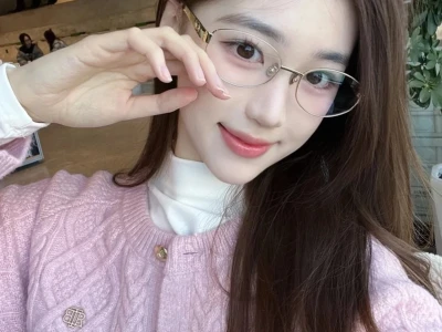 Ảnh Gái Xinh Đeo Kính Cute: Tuyển Tập 99+ Hình Ảnh Đẹp Mê Ly
