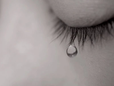 Hình Ảnh Cô Gái Buồn Ngồi Bên Cửa Sổ: Nét Đẹp Mơ Màng