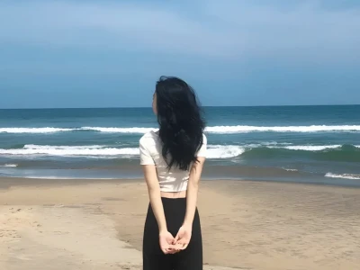 Hình ảnh cô gái quay lưng bước đi: Nỗi buồn và sự giải thoát
