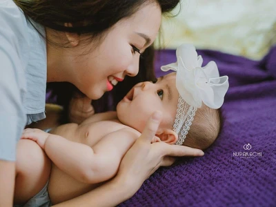 Lưu giữ khoảnh khắc ngọt ngào chụp ảnh mẹ và bé gái
