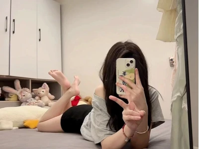 Ngắm nhìn dàn gái xinh cầm điện thoại che mặt đầy bí ẩn cuốn hút