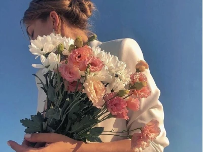 Ngắm nhìn vẻ đẹp mong manh của cô gái cầm hoa