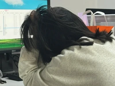 Những hình ảnh cô gái mệt mỏi và nỗi lòng khó tỏ