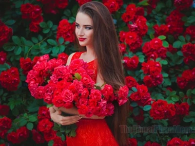 Tổng hợp ảnh cô gái cầm hoa sen đẹp tinh khôi và ý nghĩa